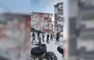 Kaydıkları alanı temizlemeye gelen iş makinesine...