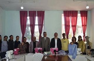 Kaymakam Ateş, Halk Eğitim kursiyerleriyle bir araya...