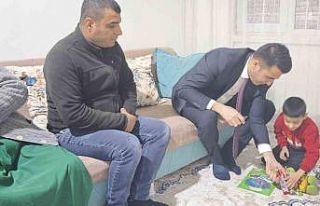 Kaymakam Özdemir miniklere oyuncak dağıttı