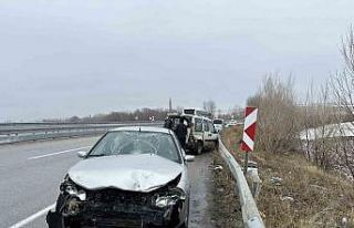 Kaza yapan araçlarının yanında bekleyen vatandaşlara...