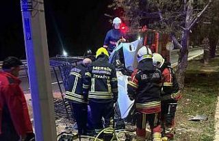 Kaza yapan araçta sıkışan sürücü itfaiye ekiplerince...