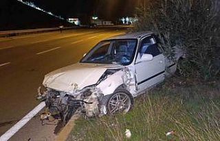 Kaza yapan otomobil refüjde terk edilmiş bulundu