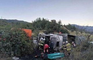 Kaza yaptıktan sonra alevlere teslim olan tırdaki...