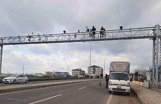 Kazada zarar gören otoyol plaka tanıma sistemi direği...