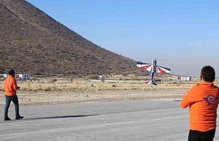 Kendi ürettikleri model uçakla hedef 100 kilometre...