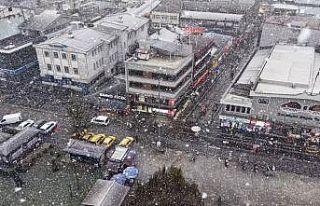 Kent merkezinde lapa lapa yağan kar havadan görüntülendi