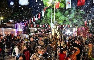 Kepez’de yeni yıl heyecanı suni kar yağışıyla...