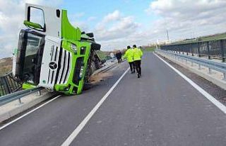 Kırklareli’de yem yüklü tır köprüde devrildi