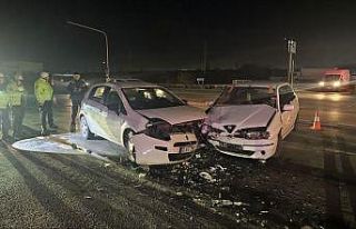 Kırmızı ışık ihlali kazaya neden oldu: 2 yaralı