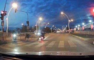 Kırmızı ışık ihlali yapan motosikletli yayaya...