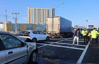 Kırmızı ışıkta bekleyen araca çarptı: 3 yaralı