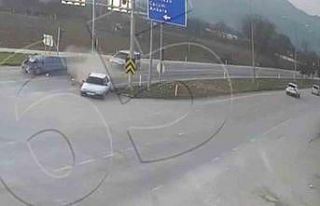 Kırmızı ışıkta bekleyen otomobile arkadan otomobil...