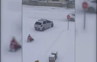 Kızağı araca bağlayıp çektiler, tehlikeli eğlence...