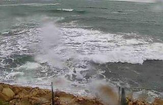 Kocaeli’de fırtına etkili oluyor: Sahillerde dalgalar...