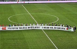 Kocaelispor-Erzurumspor maçında takımlar sahaya...