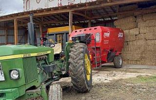 Kolunu silaj makinesine kaptıran çocuk hayatını...