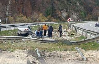 Kontrolden çıkan otomobil bariyerlere çarpıp refüje...