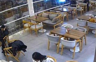 Kontrolden çıkan otomobil kafeteryaya girdi: Saniyelerle...