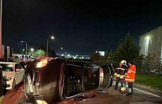 Kontrolden çıkan otomobil park halindeki araçlara...