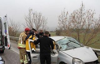 Kontrolden çıkan otomobil refüje ve bariyerlere...