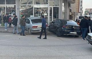Kontrolden çıkan otomobiller işyeri girişine çarparak...