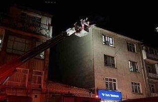 Konya’da 3 katlı binanın çatısında yangın...