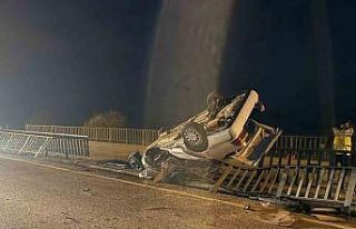 Köprü demirlerine çarpan araç hurdaya döndü:...