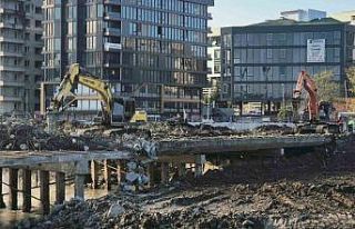 Korozyona uğrayan köprü yıkılıyor