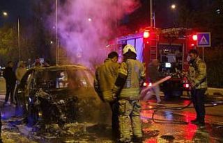 Küçükçekmece’de seyir halindeki otomobil alev...