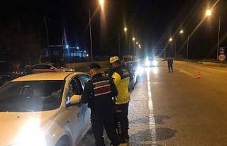 Kurallara uymayan 8 sürücü ve 9 araç trafikten...