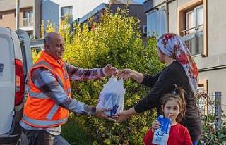 Kuşadası Belediyesi süt dağıtımına devam ediyor
