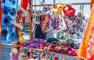 Kuşadası’nda kurulan yılbaşı pazarı rengarenk...