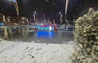Kütahya’da kar yağışı kenti beyaza bürüdü