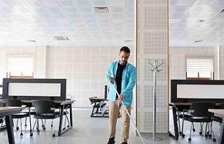 Kütüphanede memur, amfide tıp öğrencisi