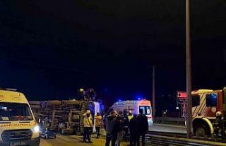 Kuzey Marmara Otoyolu girişinde beton mikseri devrildi:...