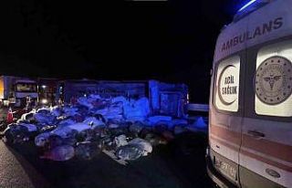 Kuzey Marmara Otoyolu’nda kamyonet devrildi: 2 yaralı