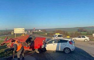 Lüleburgaz’da kavşakta çarpışan otomobillerin...
