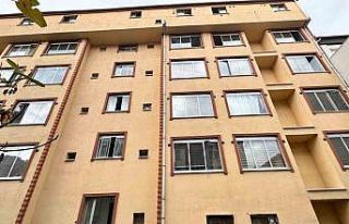 Mahsur kalan kedi için yatak taşıyıp battaniye...