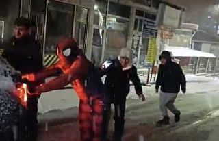 Mahsur kalan sürücüye örümcek adam desteği