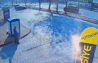 Makas atan otomobil ağaca çarpıp takla attı: 1...