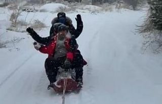 Malatya’da traktör arkasında karda ’sörf’