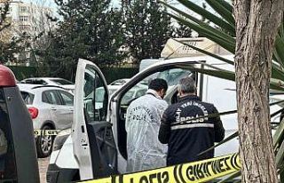 Maltepe’de kargo çalışanı araç içerisinde...