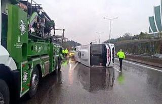 Maltepe’de servis minibüsü devrildi: 5 yaralı