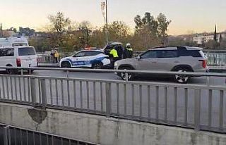 Manavgat Köprüsü’nde devrilerek otomobile çarpan...