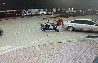 Manavgat’ta otomobille çarpışan motosiklet sürücüsü...