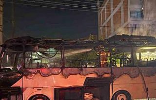 Manisa’da servis otobüsü alev alev yandı