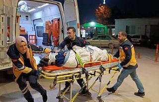 Marketin yük asansöründe sıkışan işçi ağır...