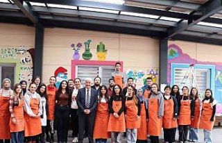 Masal kahramanlarıyla minik hastalara moral