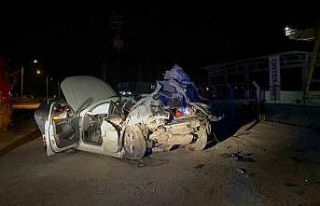 Menteşe’de tıra arkadan çarpan otomobil, hurda...