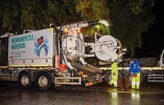 Mersin Büyükşehir Belediyesi ve MESKİ ekipleri...